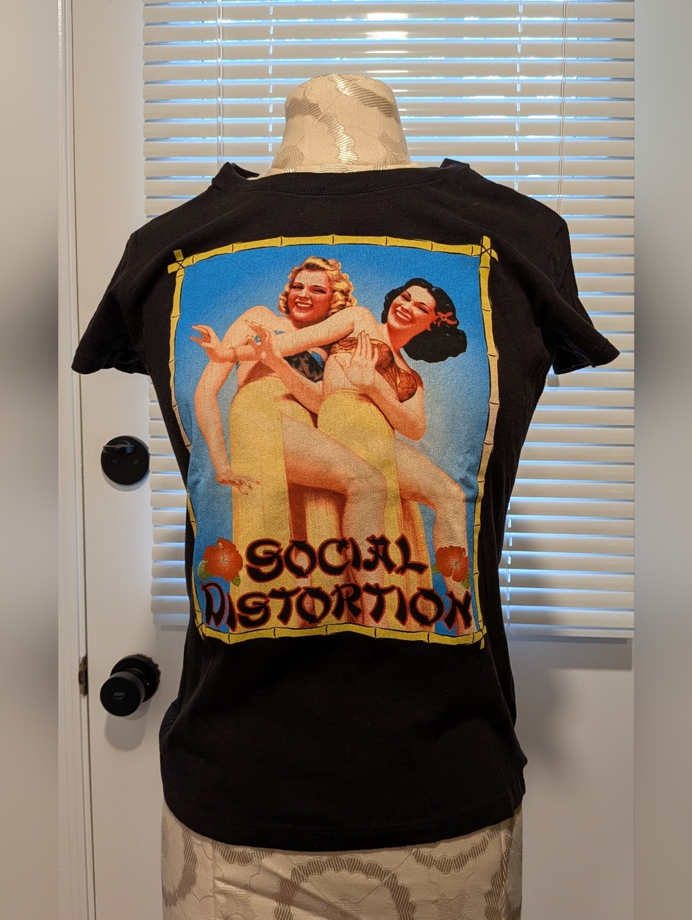 Ladies Fitted Social Distortion Tee Size Medium Hula girls